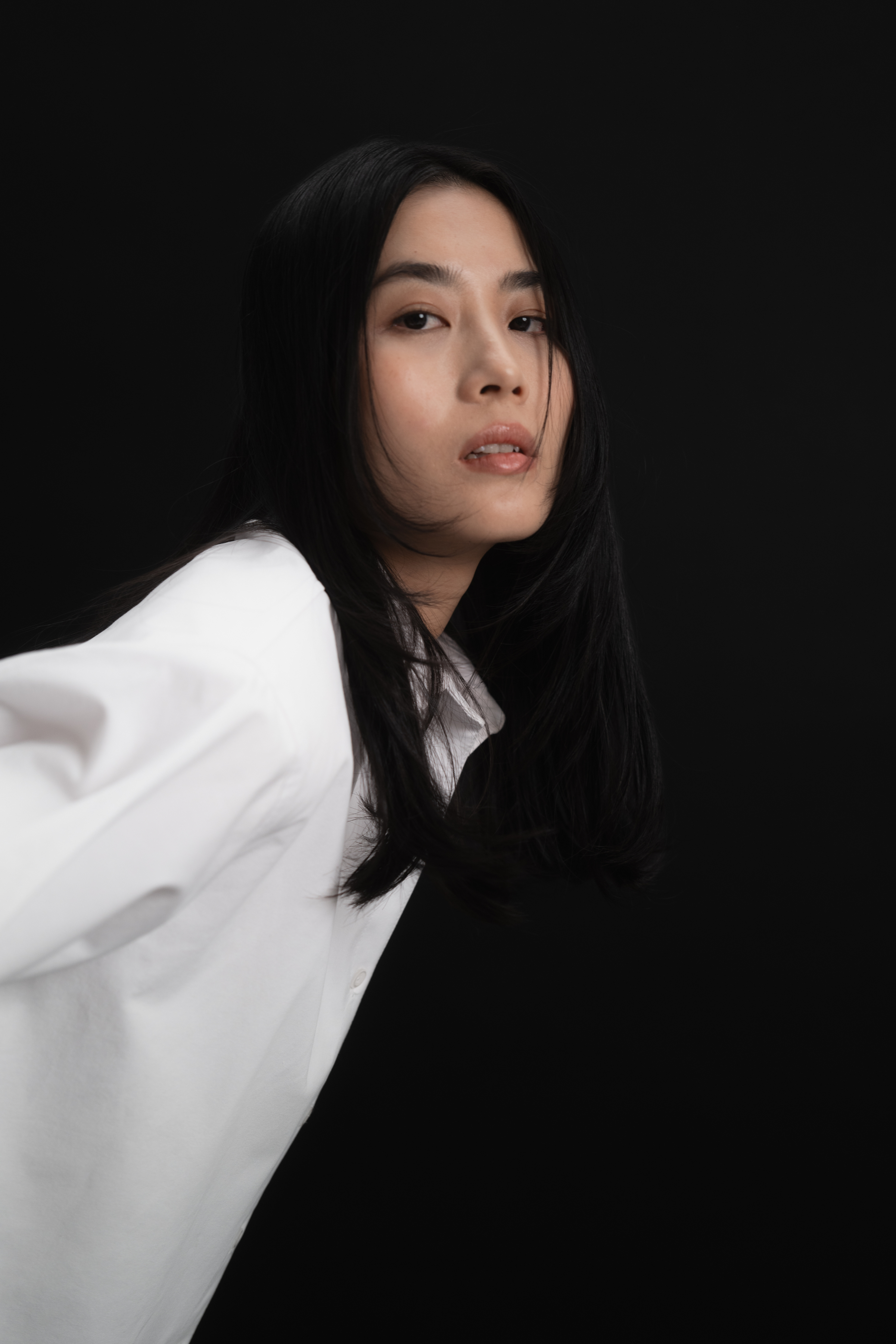 The WHITE OUD MAMÚ SHIRT studio photo