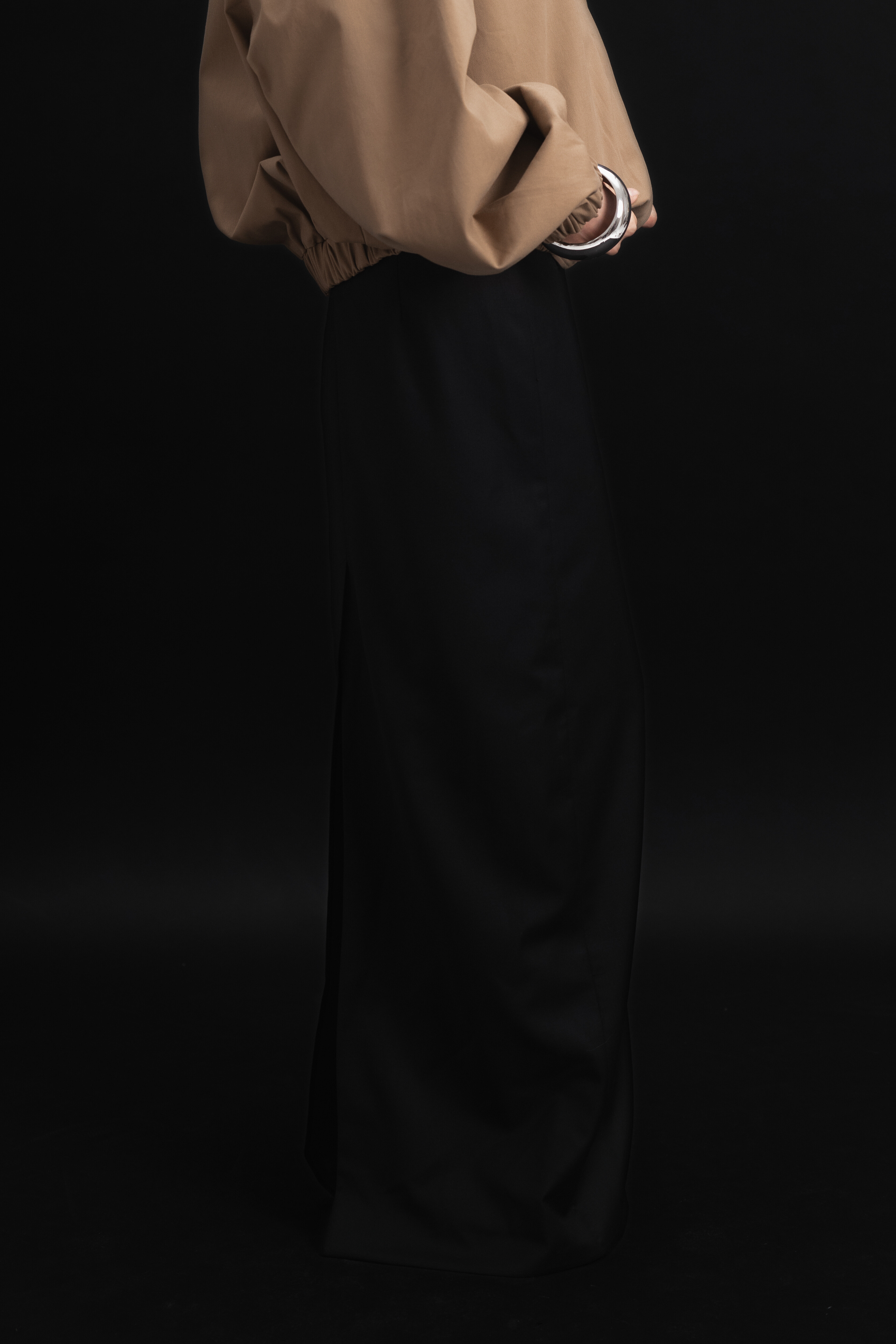 The BLACK OUD WOOL MAMÚ SKIRT studio photo