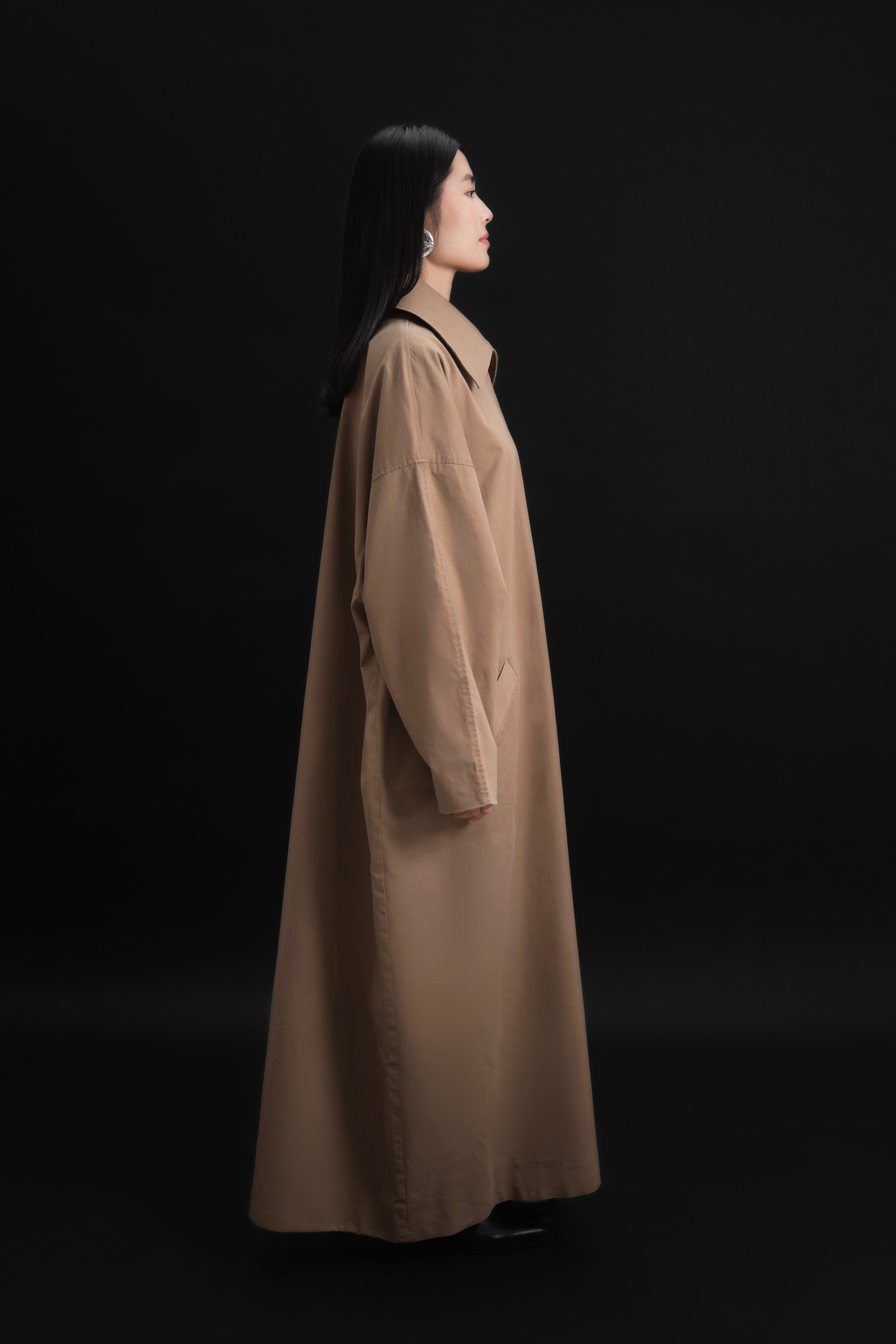 The MAMÚ CARAMEL TOBBACO MAXI TRENCH COAT studio photo