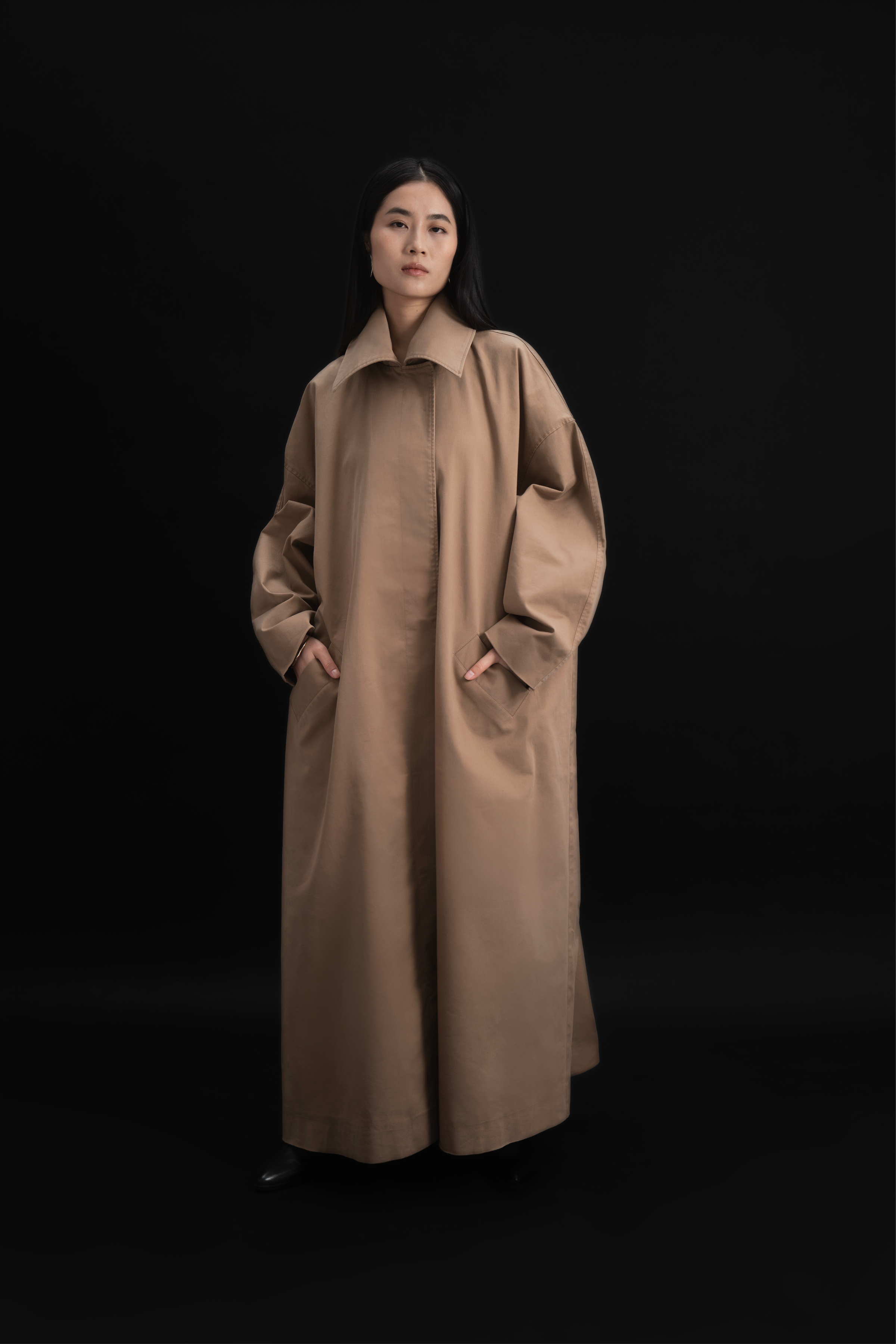 The MAMÚ CARAMEL TOBBACO MAXI TRENCH COAT studio photo